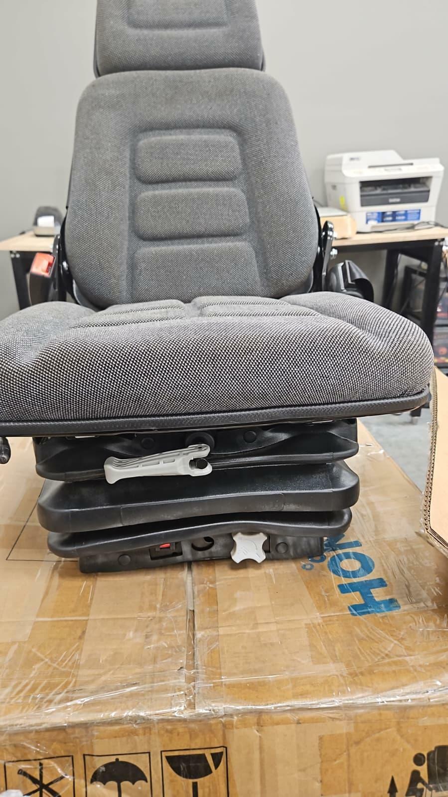 Universal Tractor Suspension Seat with Adjustable Angle Back,Armrest And Safety Belt,for Linde Forklift Tractor,Excavator Skid Loader Backhoe Dozer Telehandler